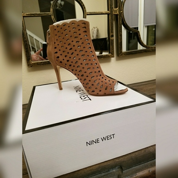 Brand New*Heels - Picture 2 of 2